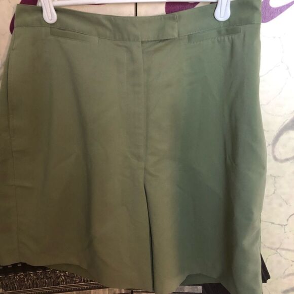 Nice shorts by IZOD in size 12 - Picture 1 of 2
